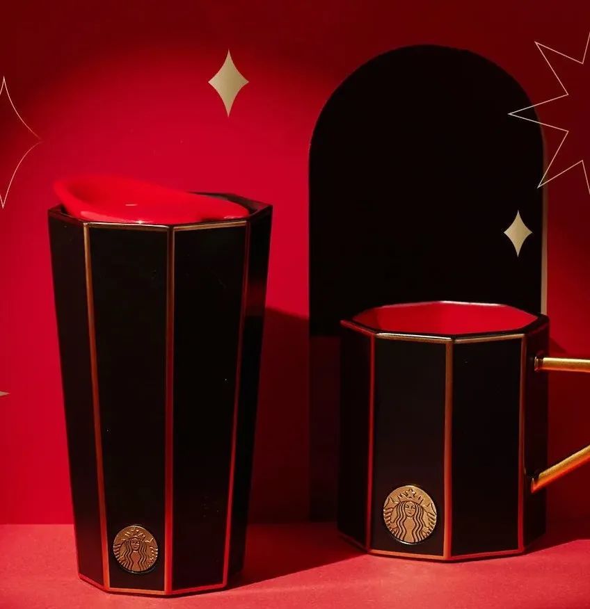 整套礼盒以黑红金三种颜配色为主 看起来十分地具有奢华气息 有种吸血