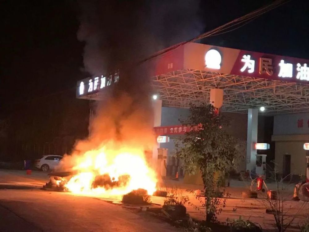 有车辆起火辖区一加油站门前接到紧急求助阜南县公安局段郢派出所12月