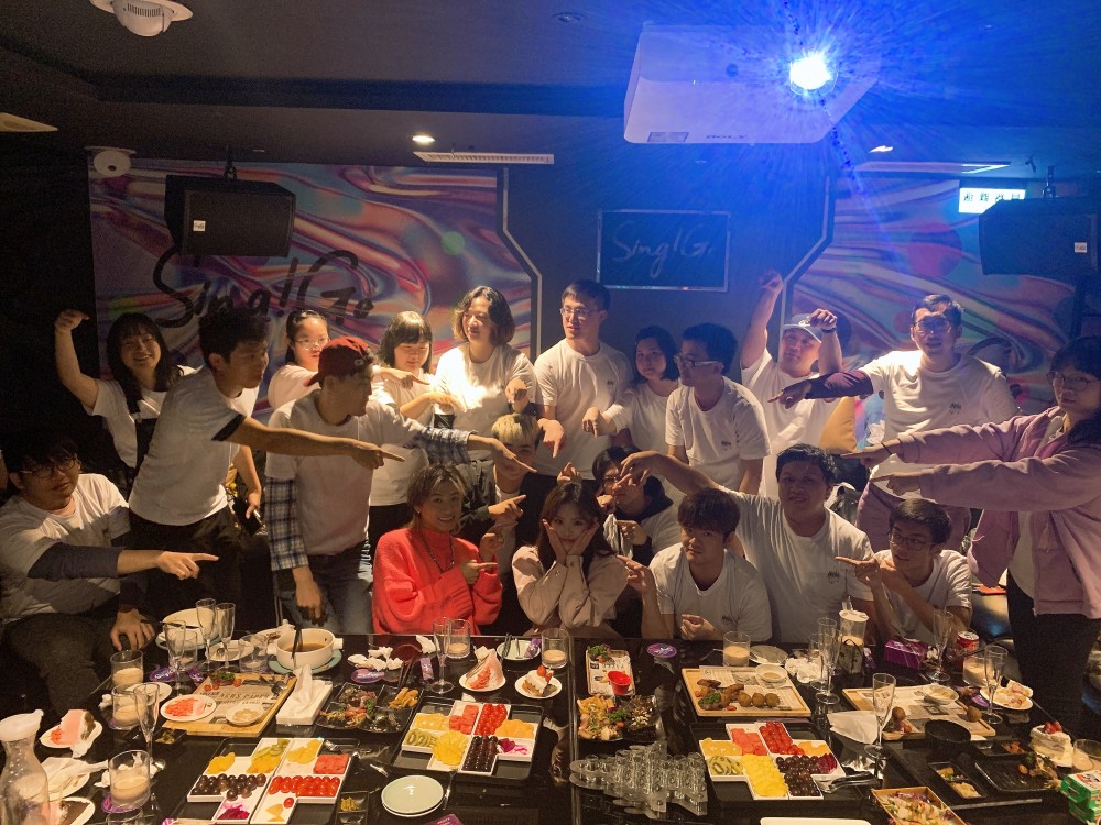 但通告满档的她,仍排开行程举办生日会,邀请粉丝一同欢唱ktv,照顾歌迷