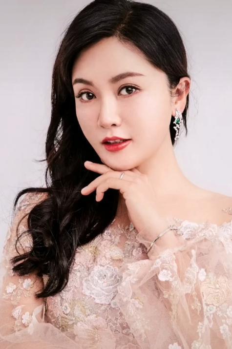 小桃红刘淼太漂亮39岁撞脸港姐李嘉欣晒照被赞美过范冰冰