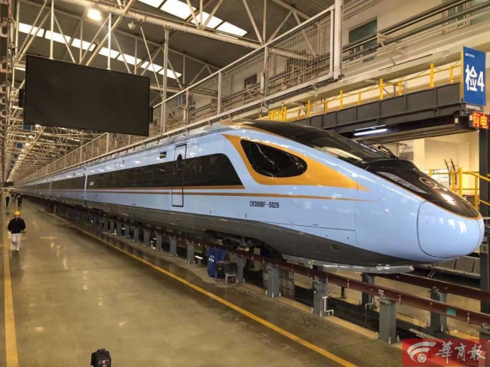 【新焦点】银西高铁列车亮相!"蓝暖男"落户西安,月底即将上线