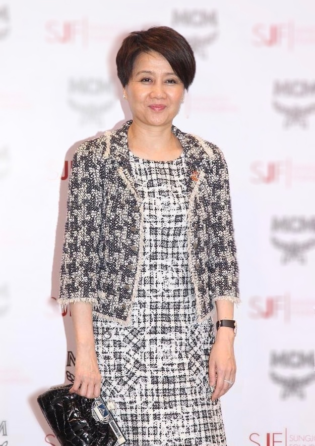 梁安琪不愧是赌王四太,穿黑色 紫色都这么有气势,满身阔太自信