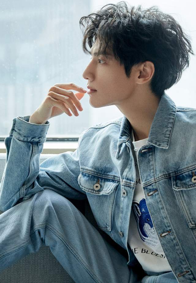 罗云熙穿休闲外套时尚帅气,杨紫穿连衣裙搭配短发造型,俏皮可爱