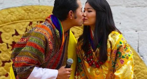 不丹国王与王后初次见面照曝光国王帅如明星佩玛抱着他不撒手