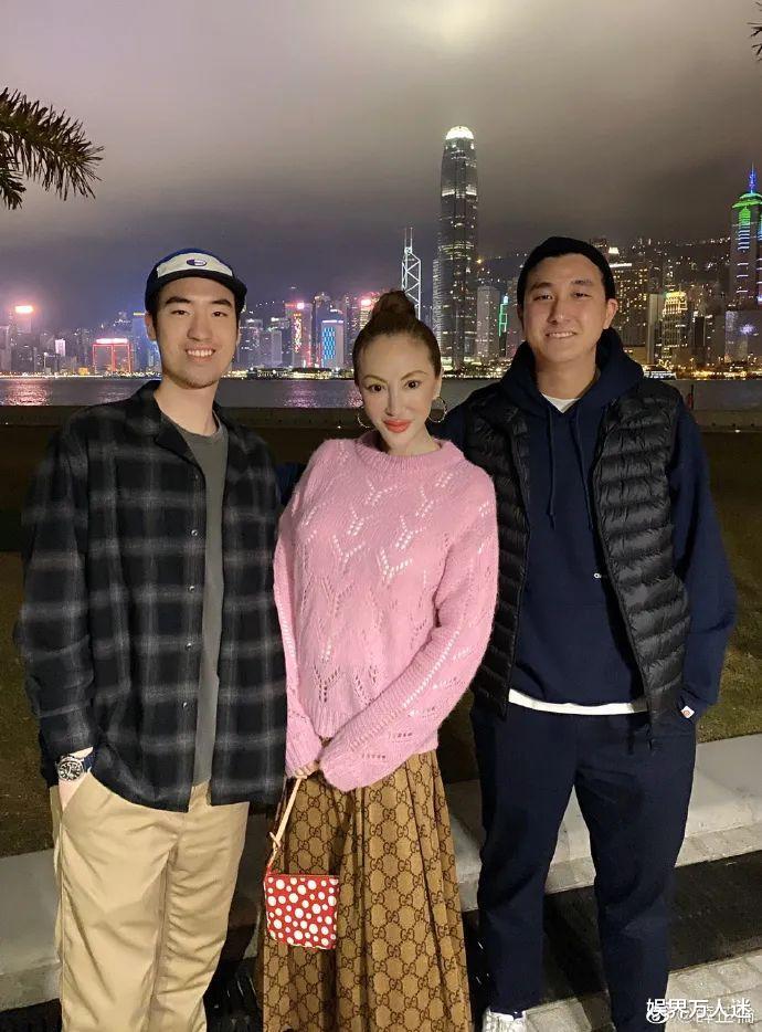 2009年,薛芷伦发现自己患上乳癌,因化疗需要照顾,她便在马清伟同意后