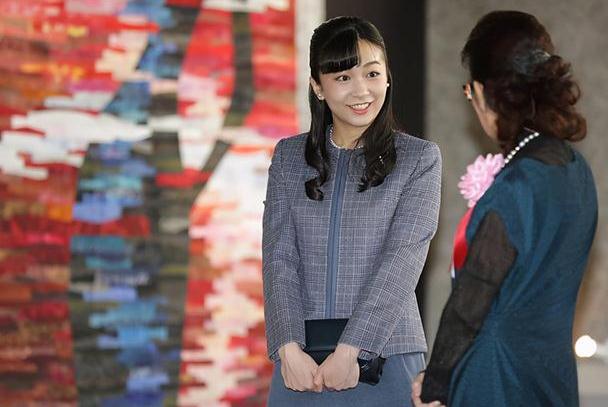 日本雅子皇后和女儿亮相!18岁爱子公主肿眼泡,长相老气太像爸