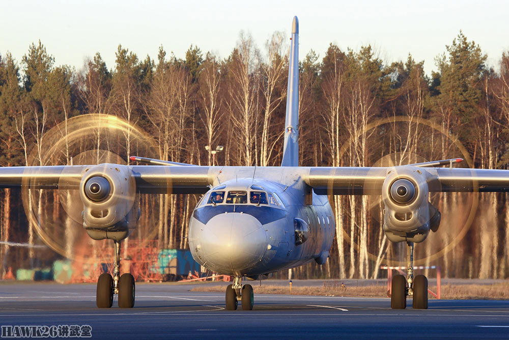 飞行中的安-12运输机.