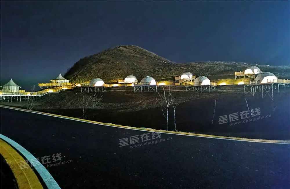 (龙山文旅局供稿)八面山景区已经建立了以帐篷,房车,民宿为特色的综合