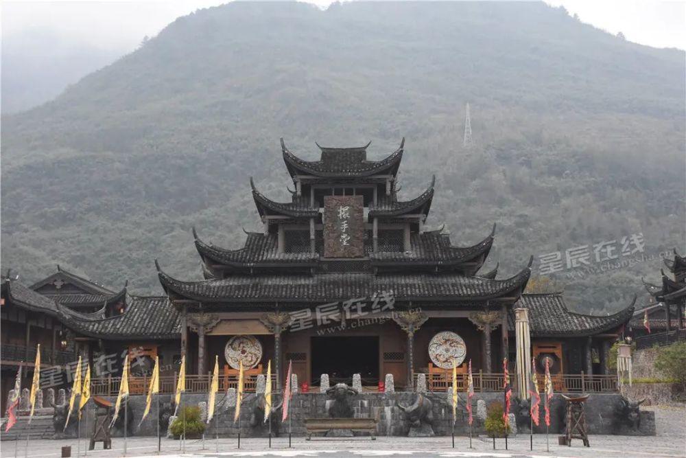 惹巴拉景区的摆手堂,每逢土家节日,来这里跳摆手舞的村民和游客会非常