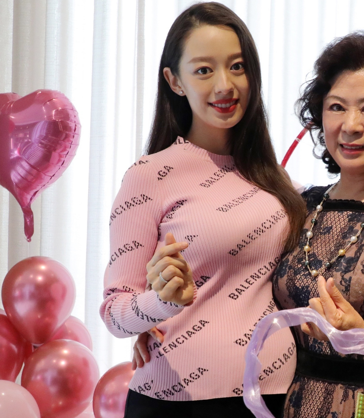 吉娜不再藏孕肚穿紧身衣为婆婆庆生肚子惹眼郎朗动作有爱