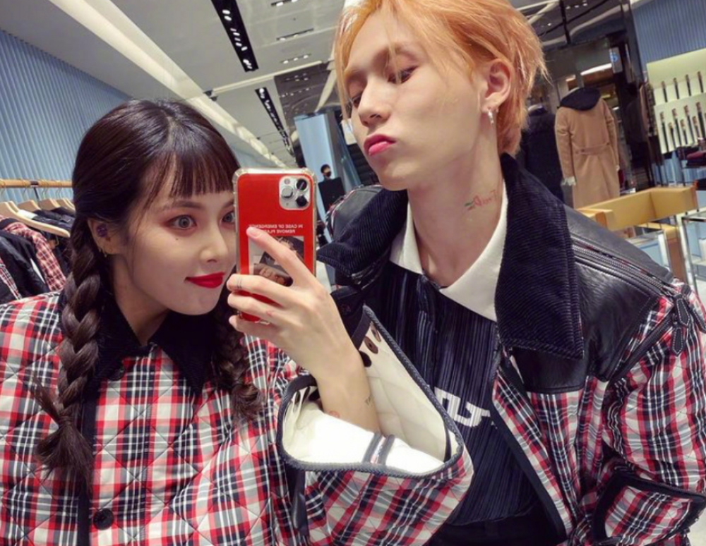 泫雅金晓钟晒连体衣粉丝密集恐惧症爆发这样秀恩爱会掉粉吧