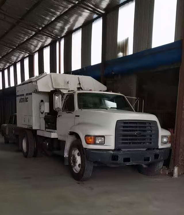 老板买辆二手福特f650真空吸尘车员工看到车后都说他豪气