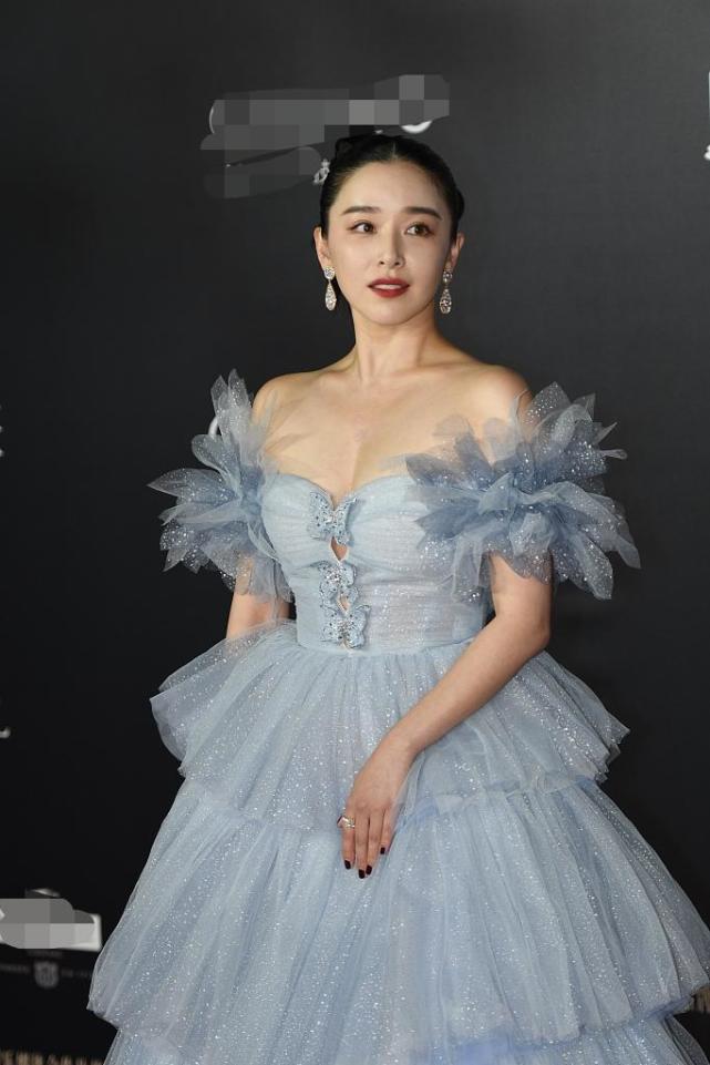 阚清子浅蓝蛋糕裙亮相花束萦绕典雅高贵抹胸设计突显好身材