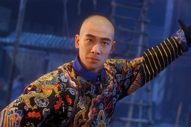赵文卓大家应该都是非常的熟悉,他从1991年出演电影《功夫皇帝方世玉