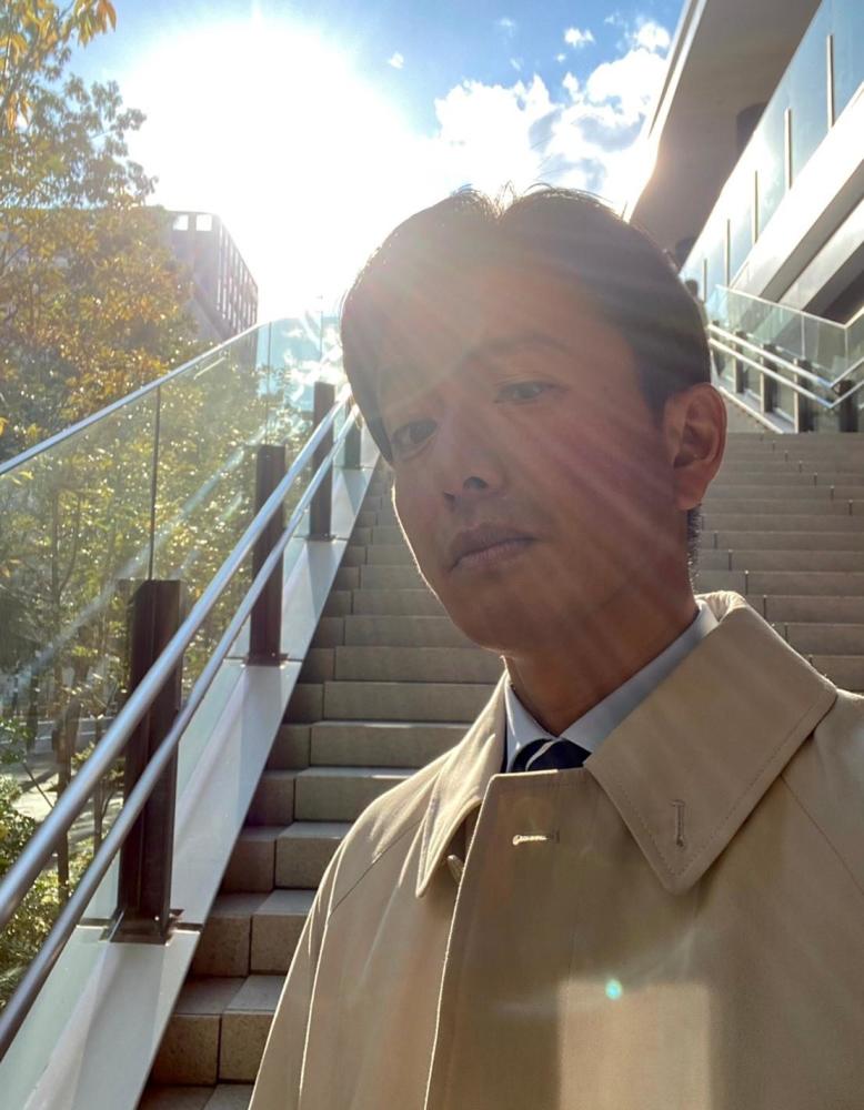 50岁工藤静香穿木村拓哉外套取暖素颜出镜笑容似少女夫妇晒同视角甜腻