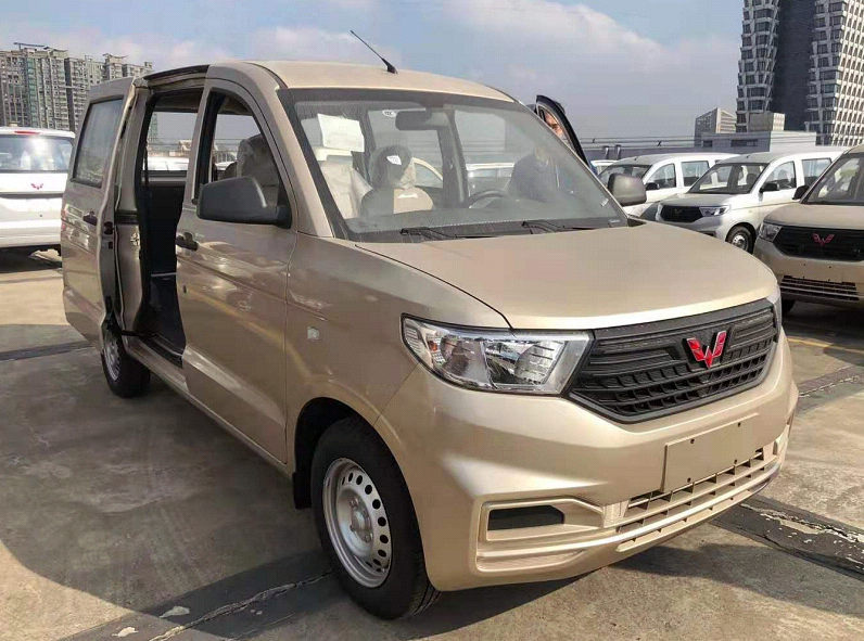 到店体验五菱宏光v,香槟色外观真少见,4万多还配高功发动机?_腾讯新闻