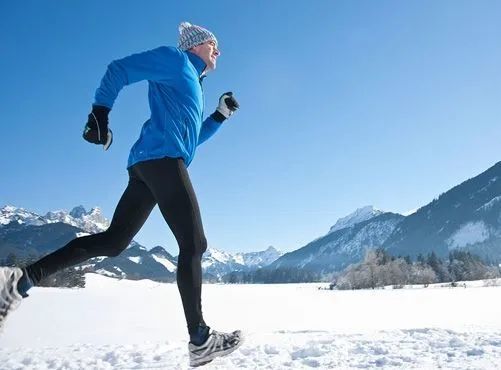 唤醒身体众所周知,冬天气温较低,跑者想要让身体兴奋起来,充分的热身
