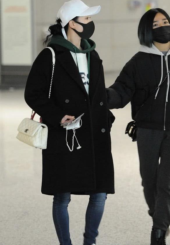 刘诗诗外穿黑色呢大衣,内搭连帽卫衣,减龄又不会显沉闷!