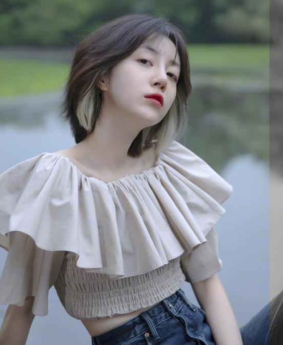 李溪芮状态还是非常不错的,依然是一头很利落的短发,改变了原本头发的