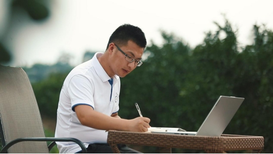 2016年底,刘沈厅辞去高校工作,离开了成都,回到老家彭