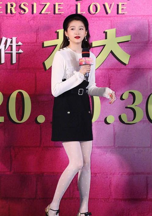 关晓彤的腿配"白丝袜"绝了!比187黄景瑜还长,不愧是腿精