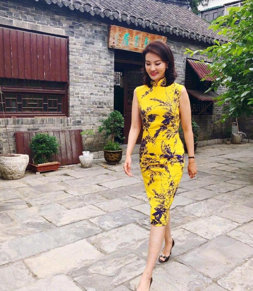 央视主持刘芳菲真够丰满,穿黄色旗袍采访,这"马蜂腰"主持人里少见