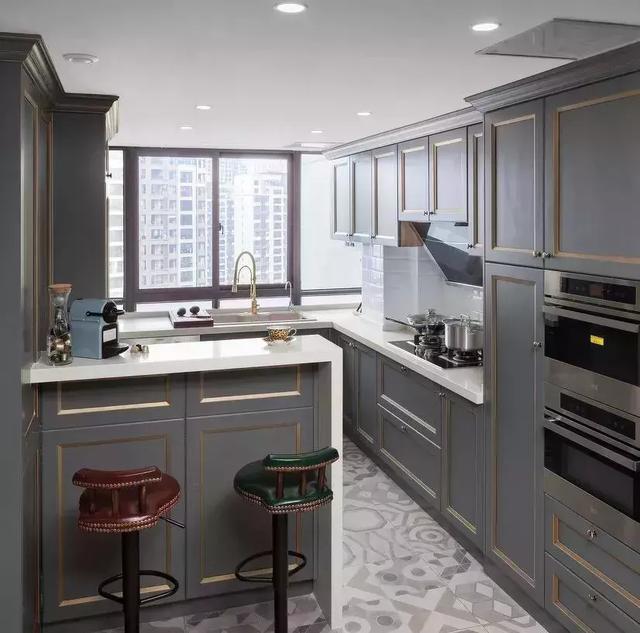 厨房吊顶完毕以后再安装整体橱柜,装修吊顶安装完毕后厨房的高度才真