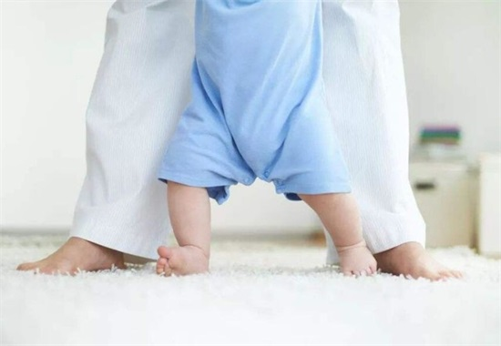 宝宝走路内八字,咋回事?