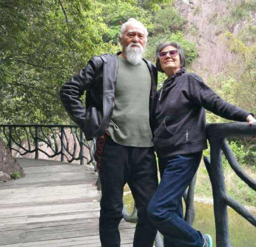 被称国内最帅的老头80多岁还秀恩爱气质超强座驾却与众不同