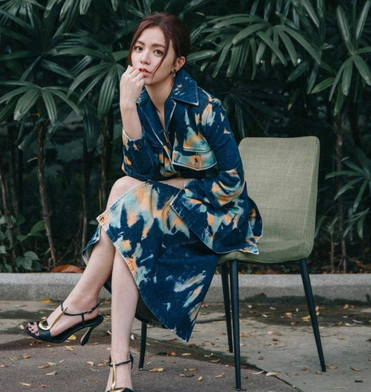 与自己以前被人diss"台妹"的形象不同,如今宋芸桦转型后她自身的穿衣