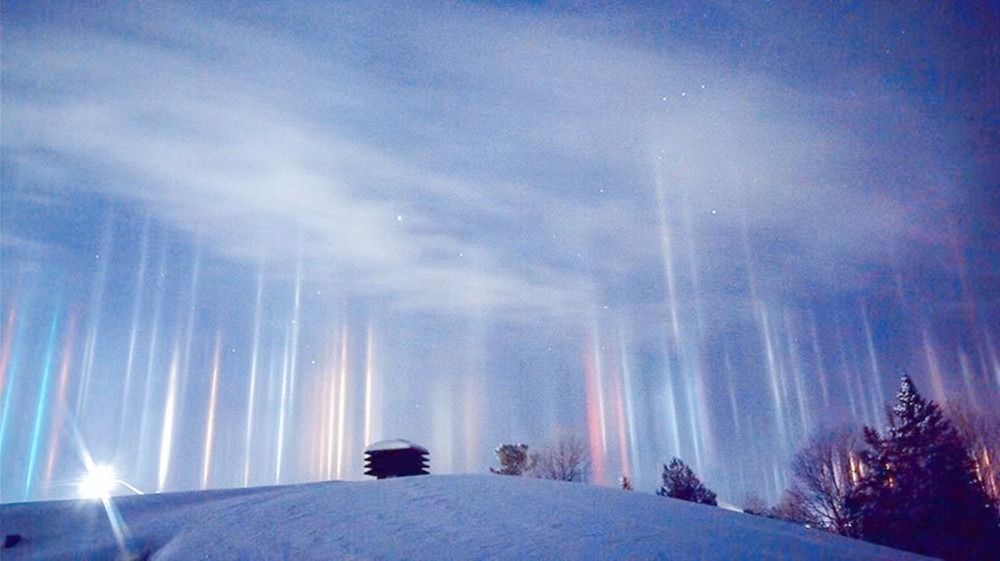 俄罗斯罕见"奇观",几十道"光柱"垂挂于天际,长达百米