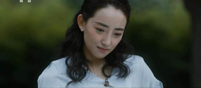 菊花当六岁的丽丽对着患病的尤勇讲着童话故事时.