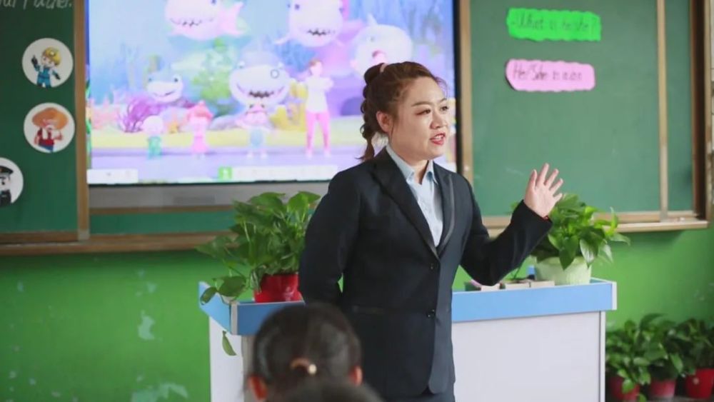 杨婷,女,中共党员,二级教师,大学本科学历.