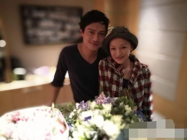 周迅外籍老公庆祝51岁生日,却不见周迅身影,两人被传离婚已数年