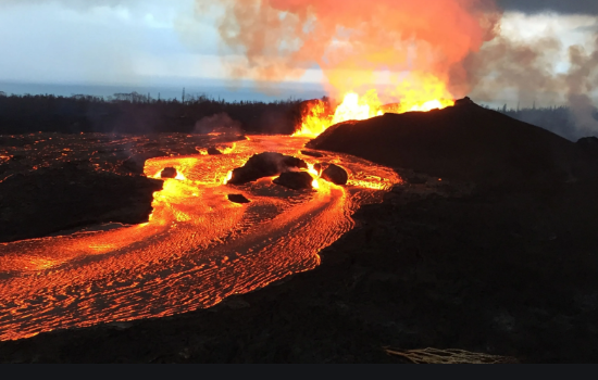 意大利西西里岛火山喷发,降落下大量火山灰
