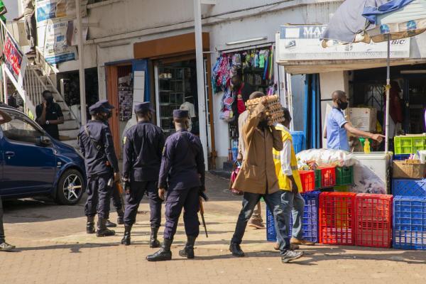 12月14日,在卢旺达首都基加利,警察在街上巡逻.