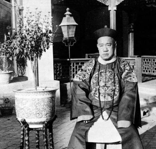 他是清朝王爷 一生致力于复辟 将女儿送给日本人 长大后成汉奸 腾讯新闻