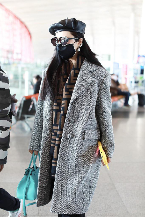 范冰冰最新私服好看到爆,灰格子大衣配阔腿裤亮片靴,时髦不用力