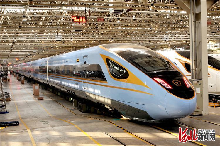 由中车唐山机车车辆有限公司生产的型号为cr300bf的"复兴号"动车组