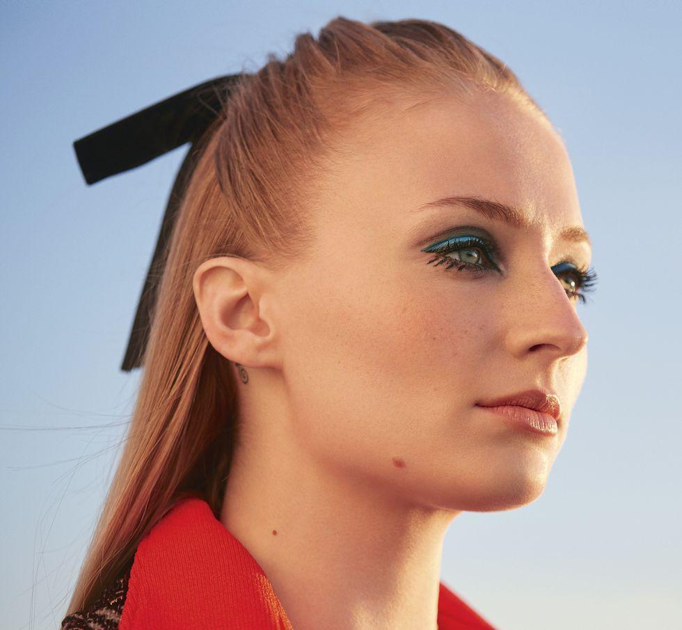 世界首位超模崔姬71岁登vogue杂志封面蜘蛛腿睫毛妆再现经典