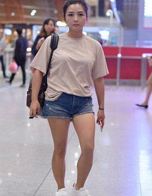 何洁穷的养不起团队,走机场素颜蜡黄,褪去光环很普通一人!