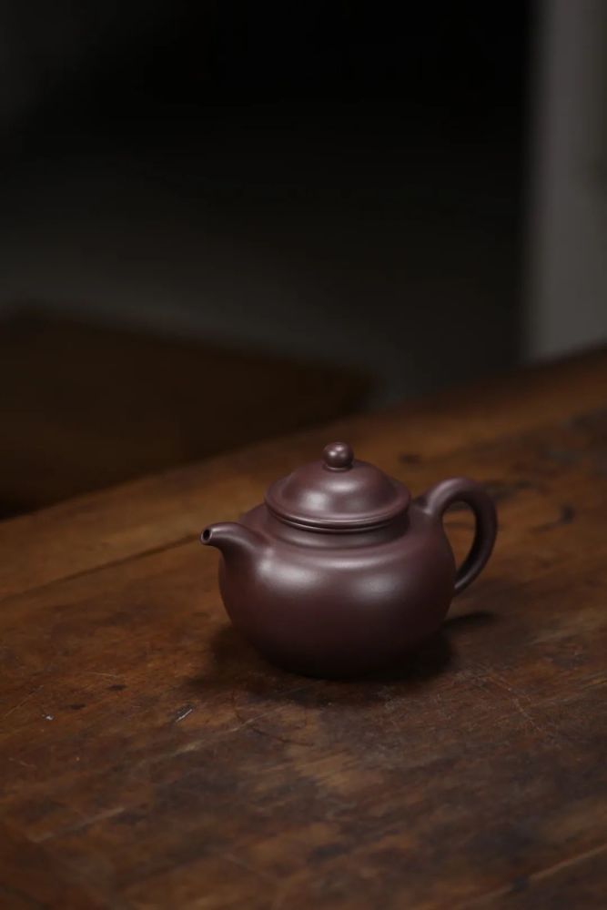 范永娟【容量】550cc  14孔出水【泥料】原矿紫泥【名称】友廷掇球壶