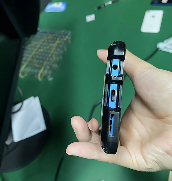 redmi k40 真机曝光了,中置挖孔直屏,后置四摄,保留了 3.5mm 耳机孔.