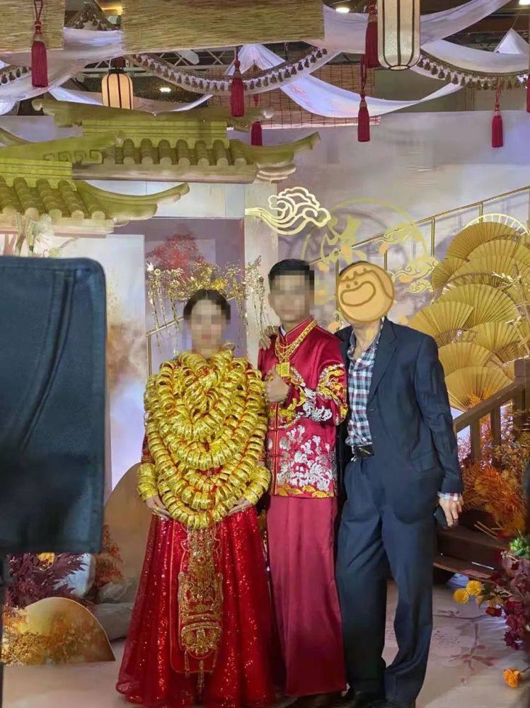 "硬颈"新娘戴满黄金,现场画面壮观…_腾讯新闻