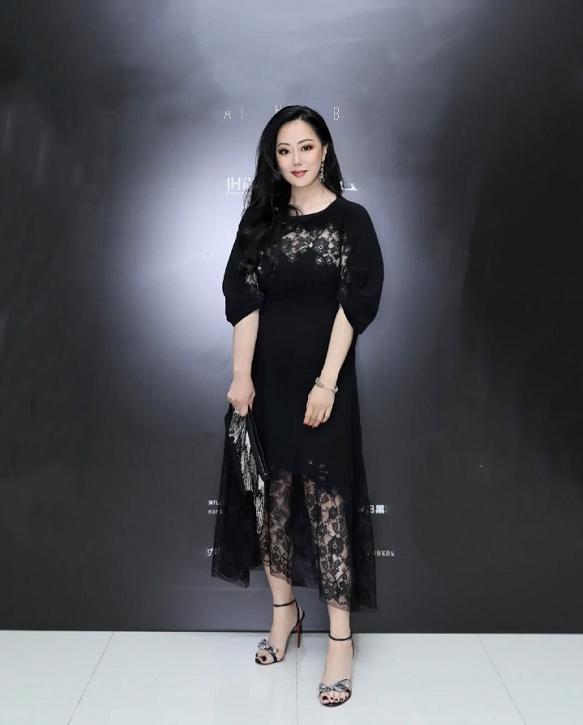 拜金名媛章小蕙57岁仍潇洒出席活动全身古董网友穿了一套房