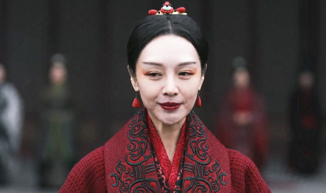 第23集,芈华"碰瓷"嬴政摔倒在他的马前,她出场的