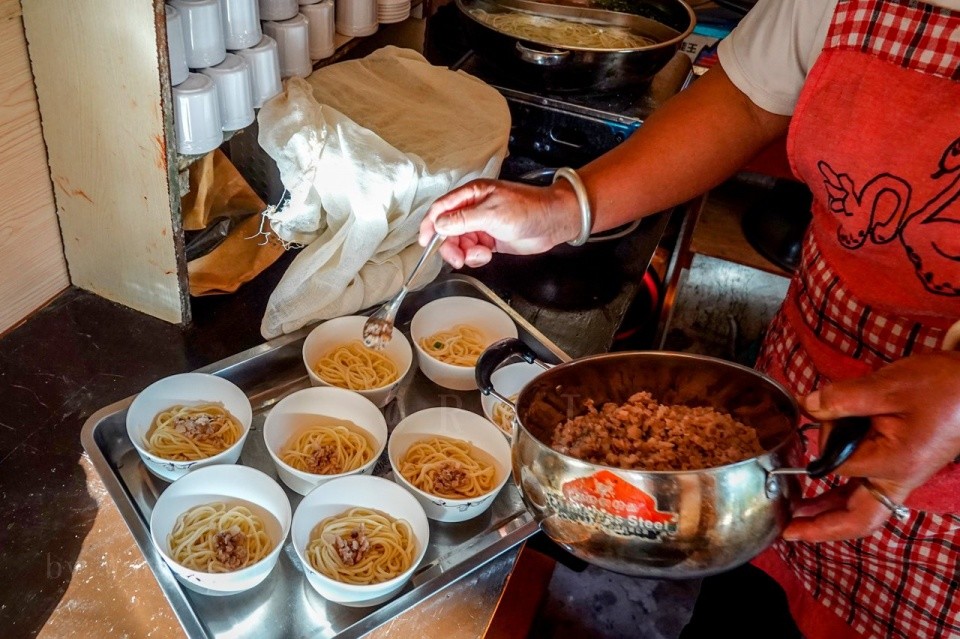 滇藏线上的盐井加加面20元不限量的美食小姐姐可以吃下12碗