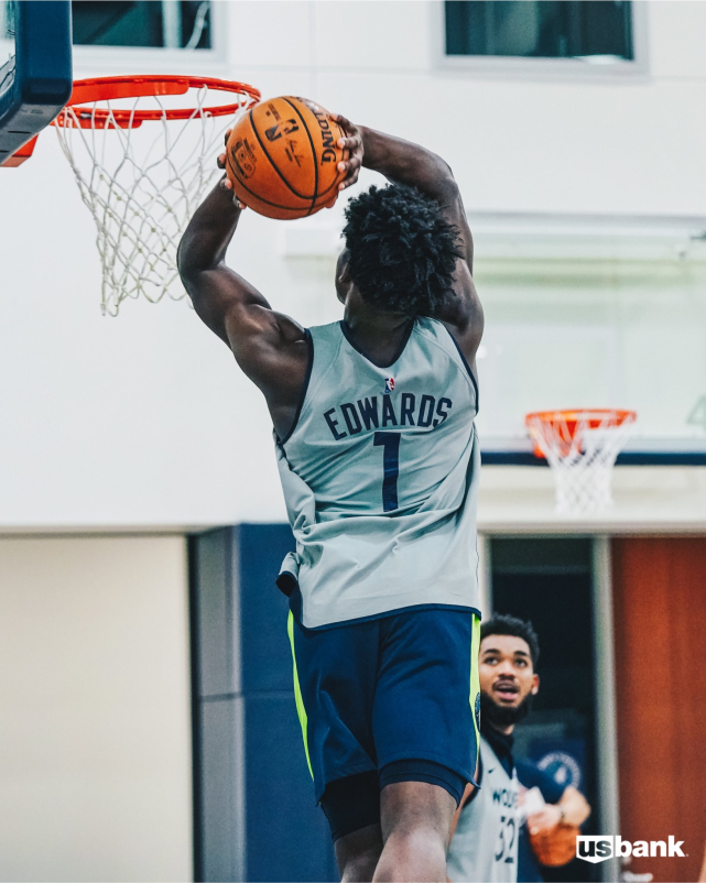 状元:爱德华兹(森林狼)爱德华兹已经代表森林狼出场两场比赛,却让所有