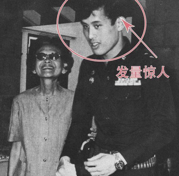 泰国国王年轻也是小鲜肉,发量惊人爱穿花衬衫,只有凸嘴巴太扣分