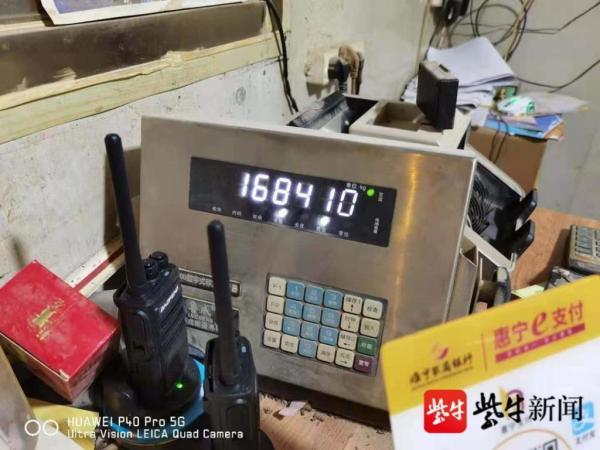 超级百吨王交警找了三家停车场才过磅